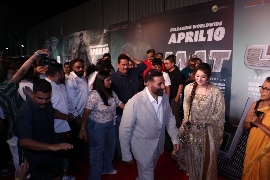 Dharmendra at Sunny Deol Movie Premiere