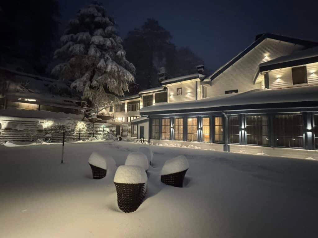 North India Snowfall: Shimla Turns White, Farmers Cheer 'White Manure' for Apples 3 North India Snowfall: Shimla Turns White, Farmers Cheer 'White Manure' for Apples