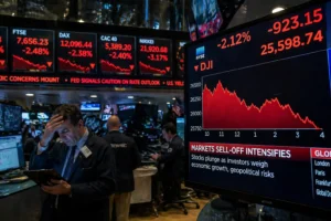 Traders reacting to falling stock indices amid Iran ceasefire concerns on global markets